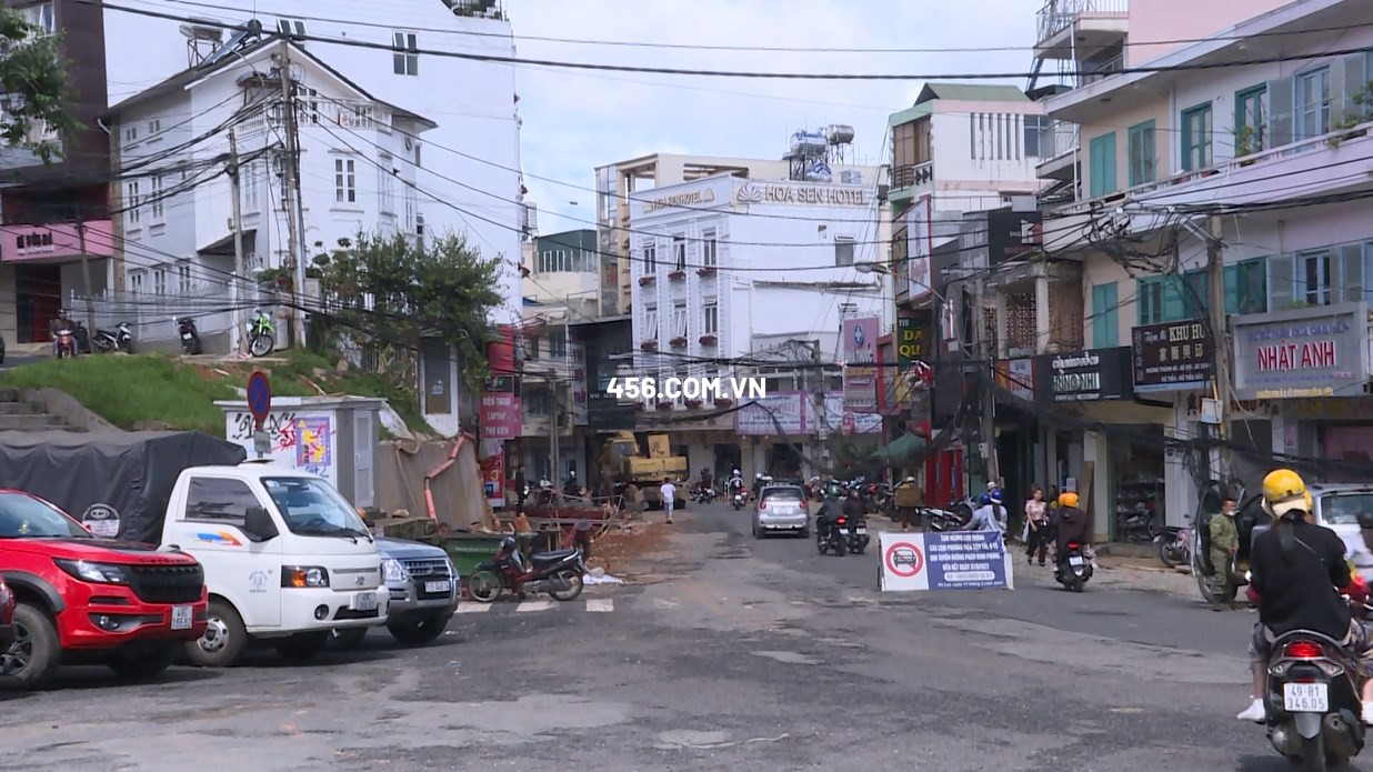 Cho thuê mặt bằng lớn đường Phan Đình Phùng...