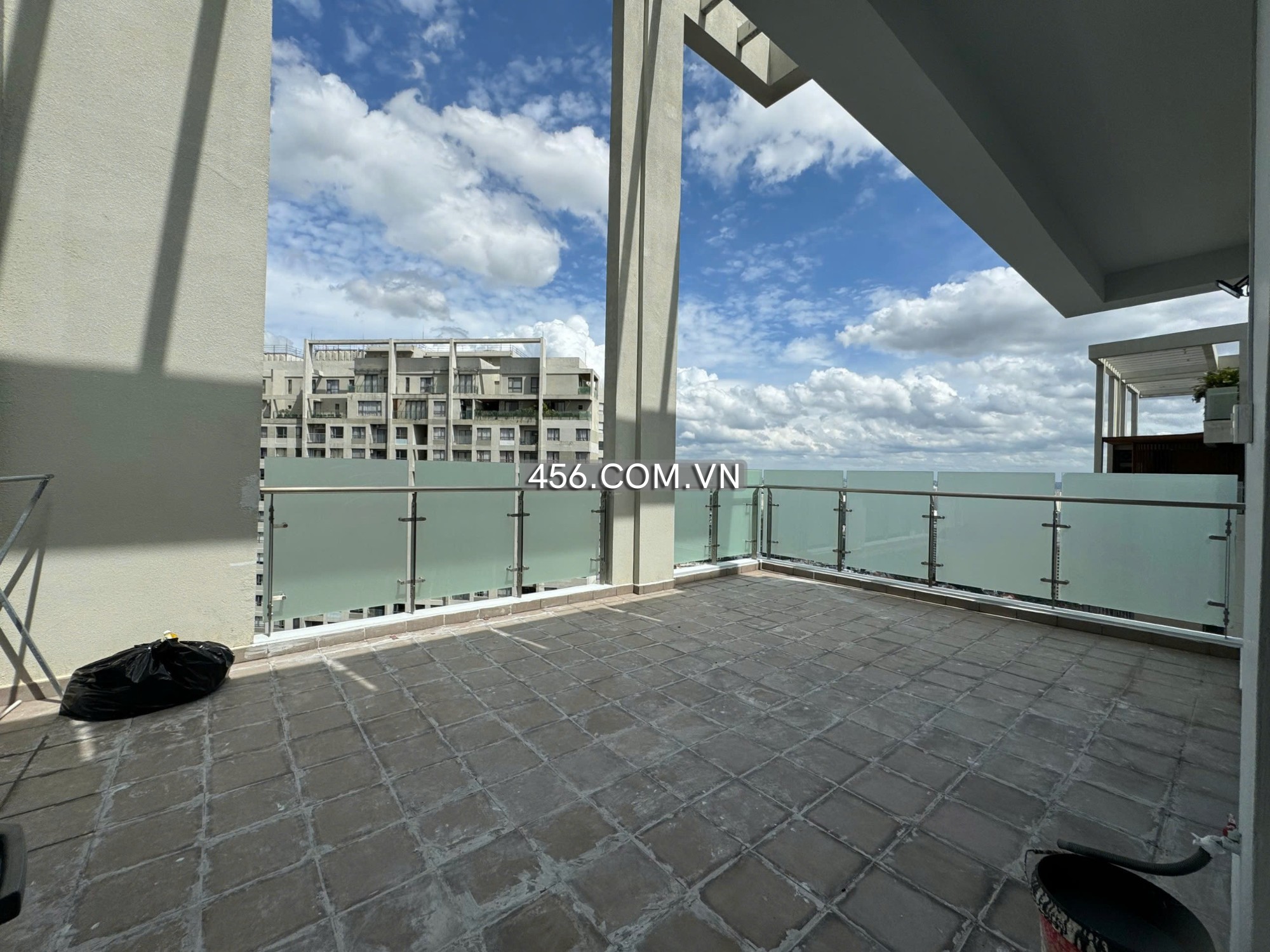 Hinh-Cho thuê Penthouse căn hộ Masteri Thảo Điền 100m2 sân vườn